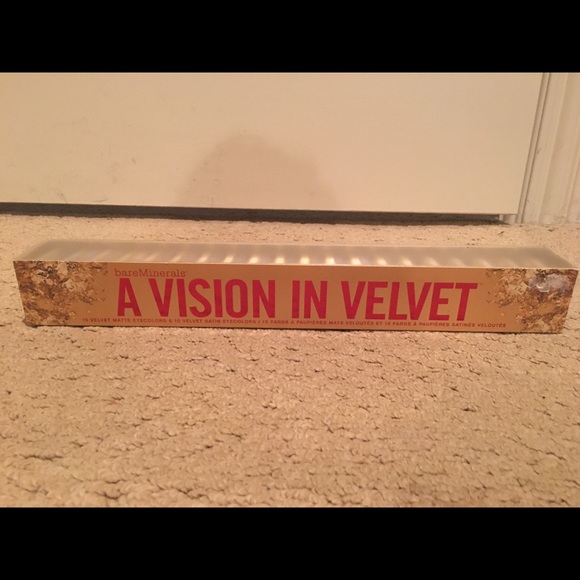 Bare minerals "a vision in velvet"
