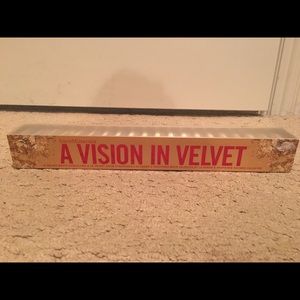 Bare minerals "a vision in velvet"
