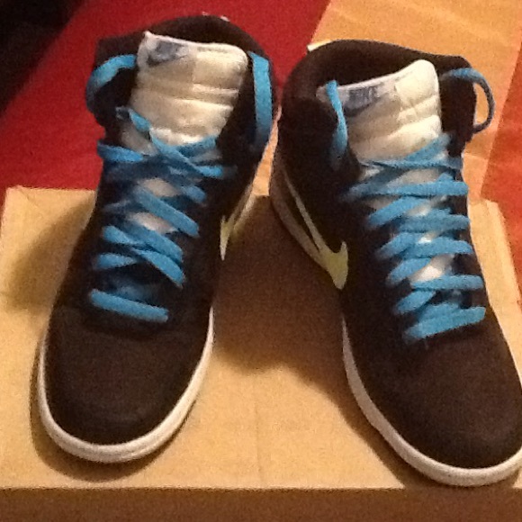 WOMEN'S NIKES SB SKINNY SIZE 10