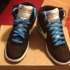 WOMEN'S NIKES SB SKINNY SIZE 10