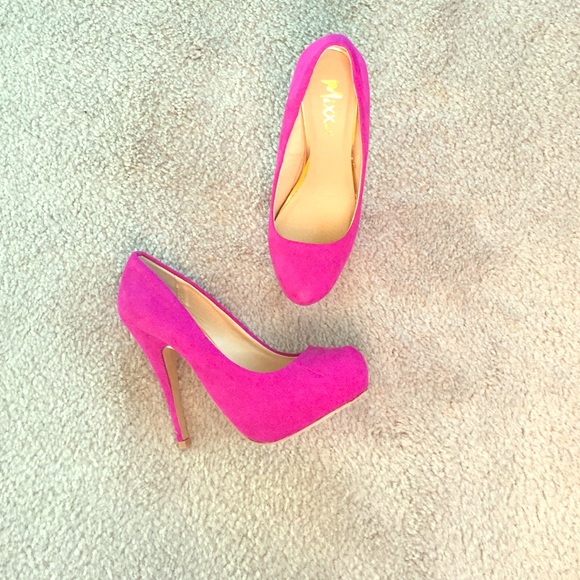 Purple/pink pumps.. Magenta maybe?