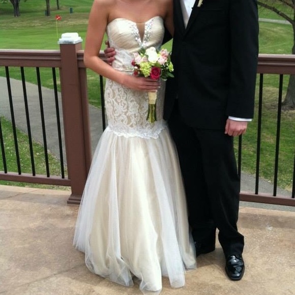 BEAUTIFUL PROM DRESS SIZE 6 lace&sequin!!