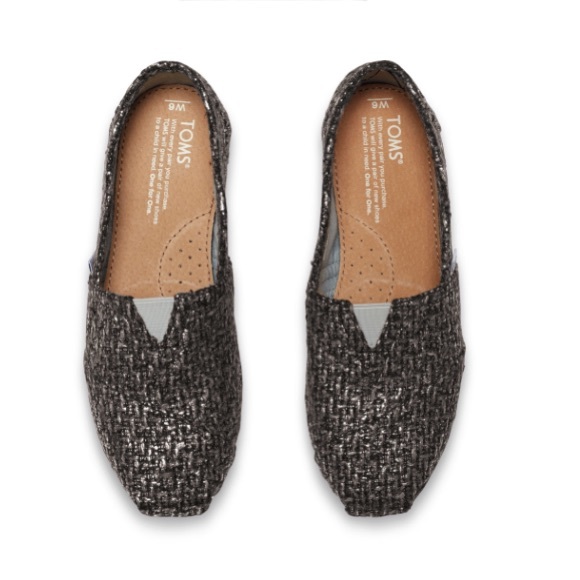 ✅SOLD✅ 🆕NWT TOMS Silver Glitter Classic Sz 6.5 - Picture 2 of 4