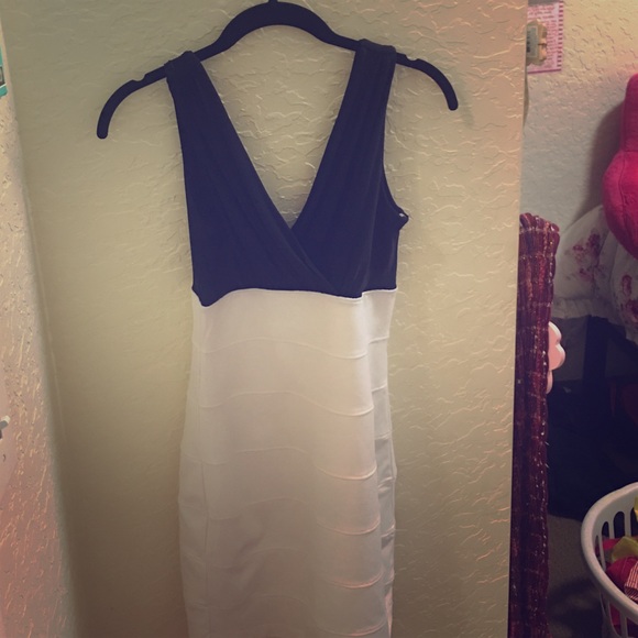 Black & white V-neck bodycon dress