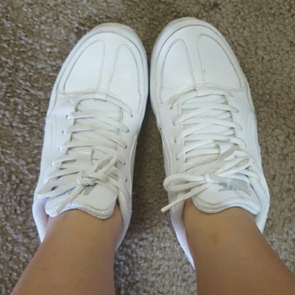 *SOLD* NIKE All White Basic 7.5