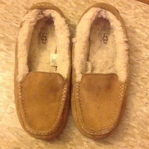 UGG SLIPPERS & PINK YOGA SHORTIE BUNDLE