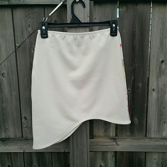 Floral Asymmetric Skirt New 💕HOST PICK!💞 - Picture 2 of 2