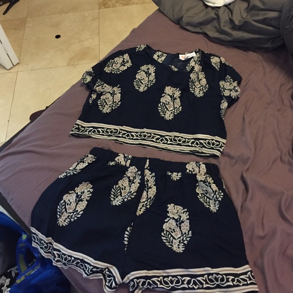 BRAND NEW SET Blue top with matching shorts set - Picture 2 of 2