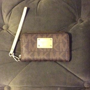 Michael Kors Jet Set Smartphone Wristlet