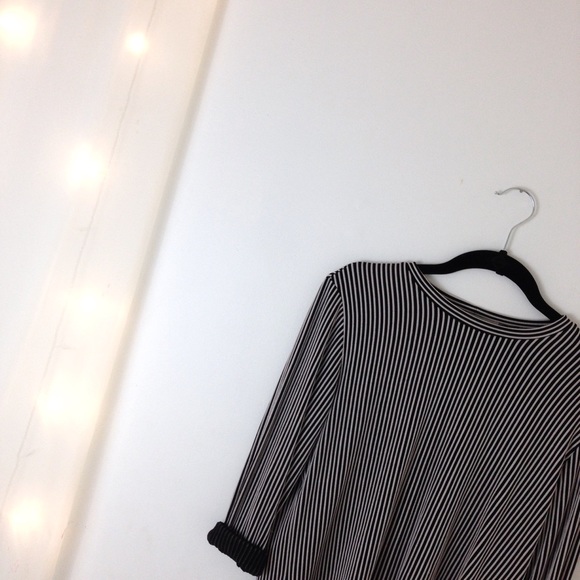 Tobi Tops - B&W Ribbed Blouse