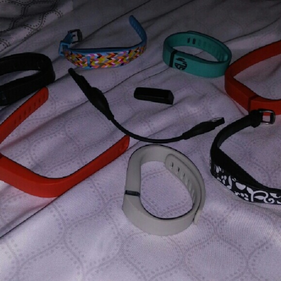 Fit bit flex with charger and 9 bands - Picture 2 of 3