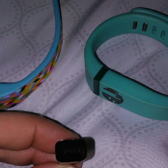 Fit bit flex with charger and 9 bands - Picture 3 of 3