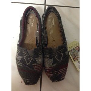 FLASH SALE ‼️ Fur lined Gray Toms