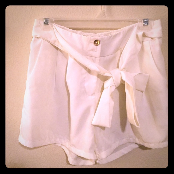 Pants - White shorts with bow tie