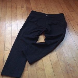 Black lululemon Capri yoga pants