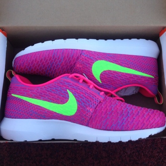 Nike Shoes - BRAND NEW ROSHE RUNS