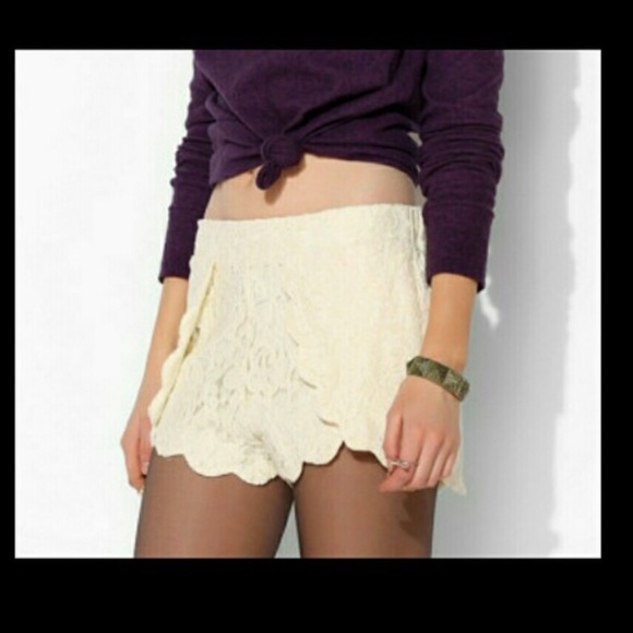 Pins & Needles Ivory Lace Scalloped Shorts 👑 - Picture 1 of 3