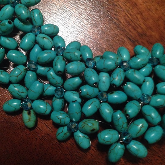 High end statement necklace. Glitters on the neck! - Picture 2 of 3