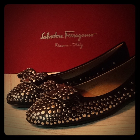 Ballerinas with modern rivets, feminine bow detail