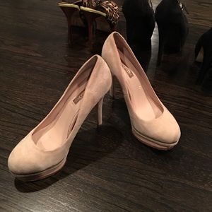 BCBG Maxazria Nude Color Pump