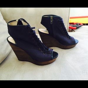 Steven Madden Laced up blue wedges