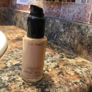 MAC Studio Fix Fluid Foundation NC20