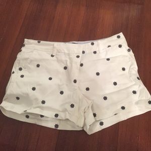 White Chino shorts with sail boat pattern
