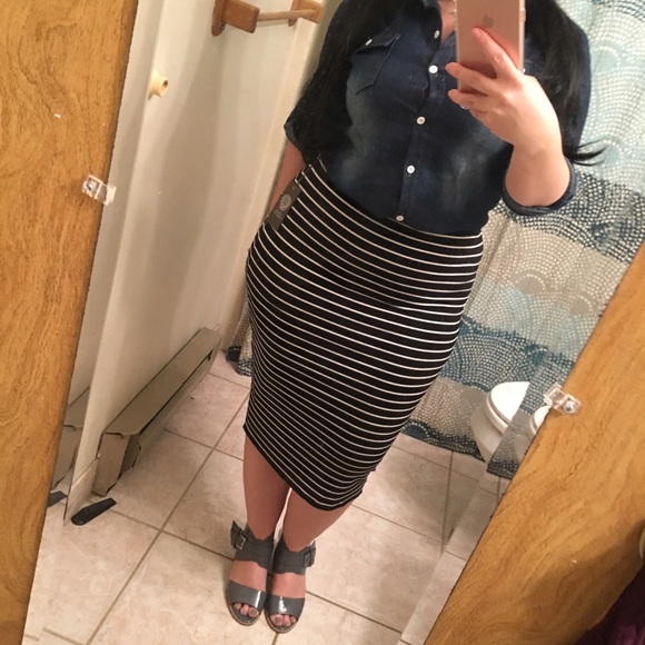 NWT Black Stretchy Striped Vince Camuto Midi Skirt - Picture 2 of 3