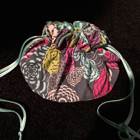 Drawstring jewelry holder