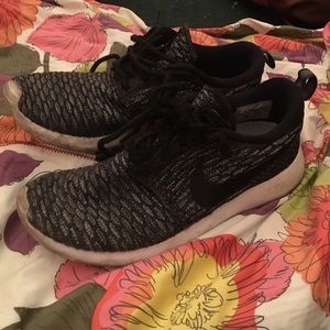 Women’s Nike Roshe Flyknit size 6