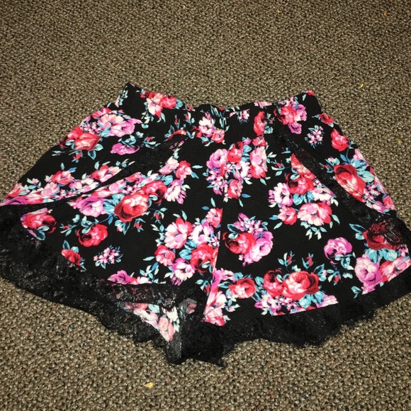 Crochet-Trim Printed Shorts