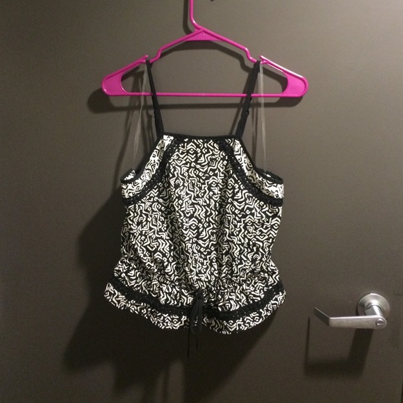 Black and white printed crop top
