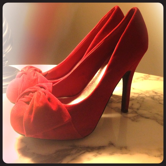 Size 8 1/2, hardly worn red heels!