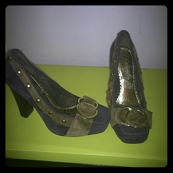 Suede heels - Picture 1 of 3