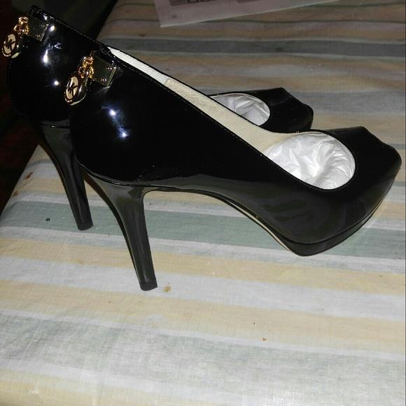 Mk peep toe shoe