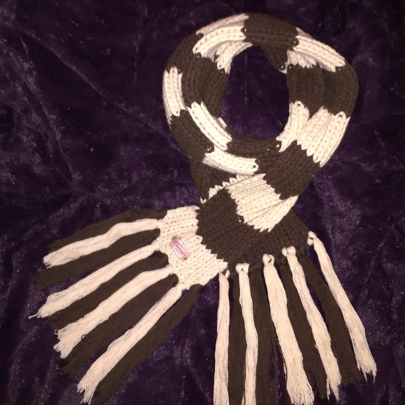 Big Abercrombie & Fitch scarf.