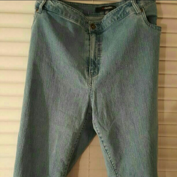 ❤ NWOT Woman's Light Denim Capris Size 24W ❤ - Picture 2 of 4