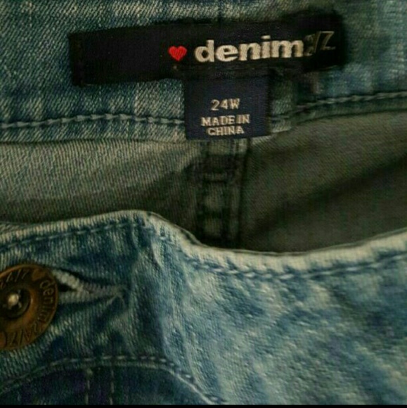 ❤ NWOT Woman's Light Denim Capris Size 24W ❤ - Picture 3 of 4