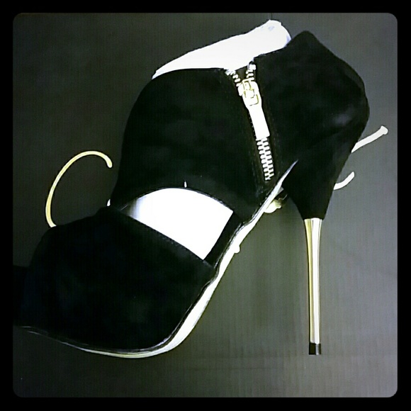 Colin Stuart peep toe heels NWOT