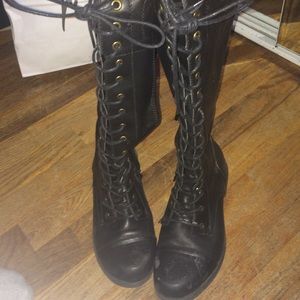 Laced boots