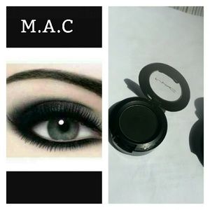 Oarbon  Black Eyeshadow  by M.A.C
