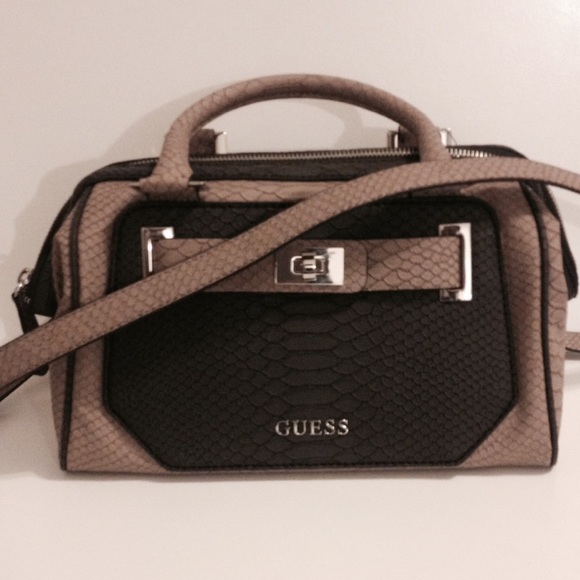 !!New Guess Purse!! 👛👛