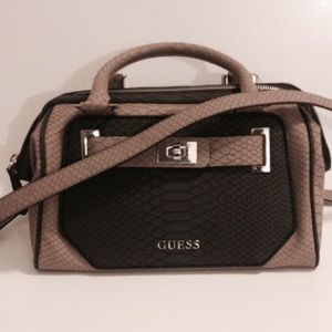 !!New Guess Purse!! 👛👛