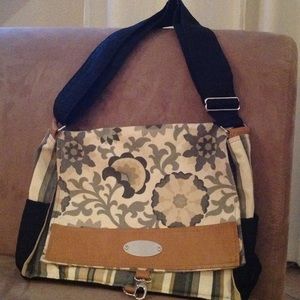 Messenger style shoulder bag