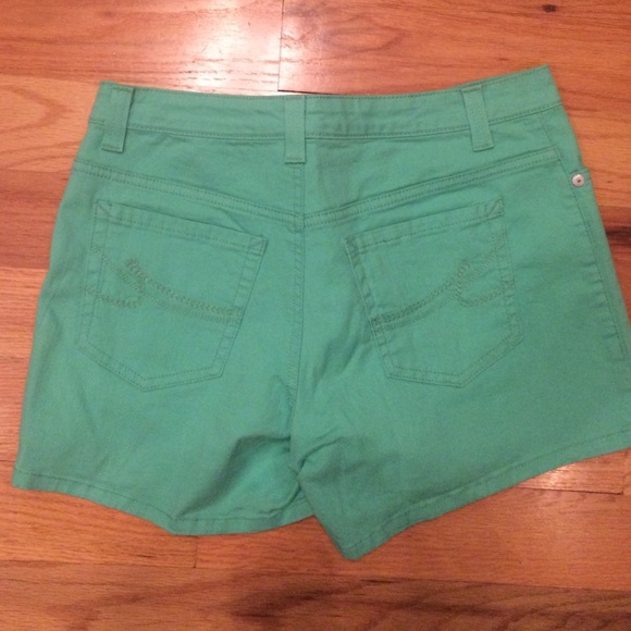 Green shorts - Picture 2 of 2