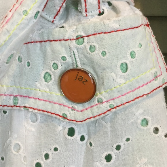 Women's white eyelet blazer with cute details - Picture 3 of 4