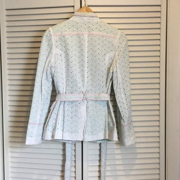 Women's white eyelet blazer with cute details - Picture 4 of 4