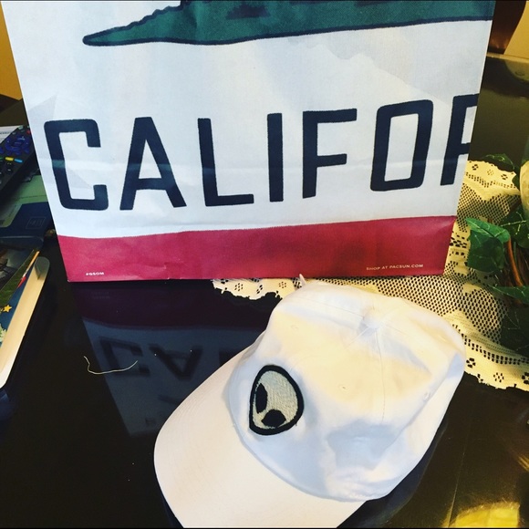 *SOLD* NWT WHITE BRANDY MELVILLE ALIEN HAT - Picture 2 of 3