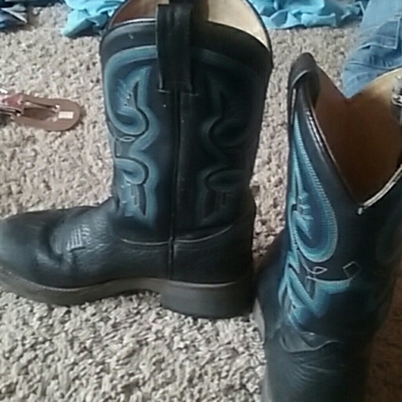 Women's roper round toe boots..