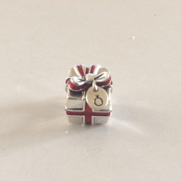 PANDORA LIMITED EDITION RED ENAMEL PRESENT CHARM